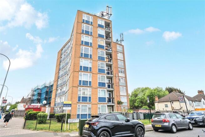 1 bed property, in Bromley Road, £150,000