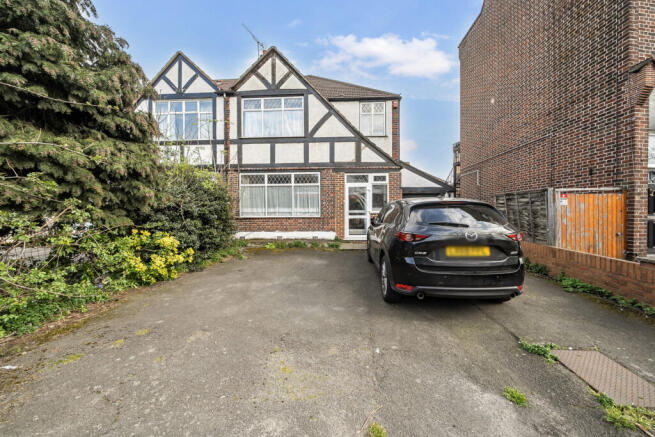 3 bed property, in Croydon Road, £650,000