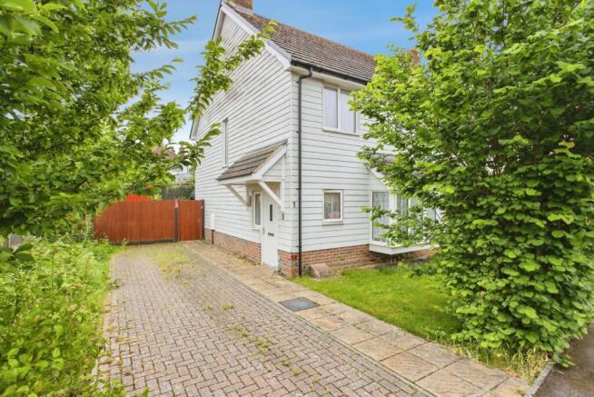 2 bed property, in Chestnut Walk, £400,000