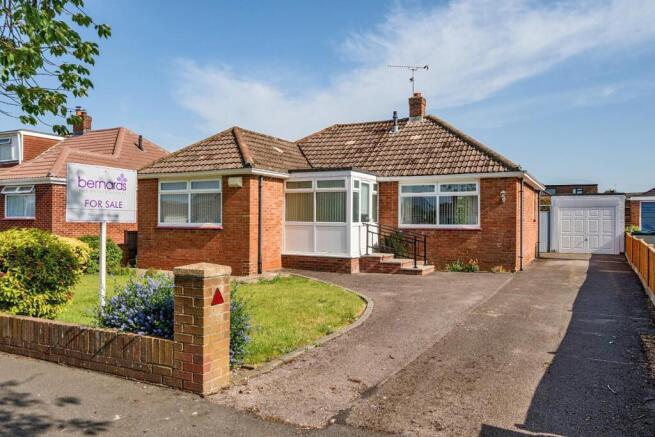 2 bed property, in Sunnymead Drive, £350,000