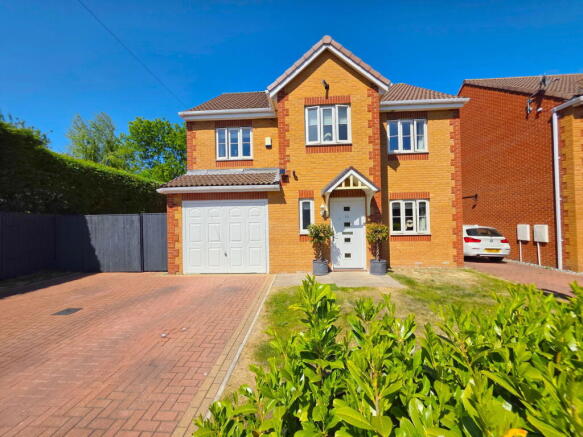 4 bed property, in Park Close, £350,000