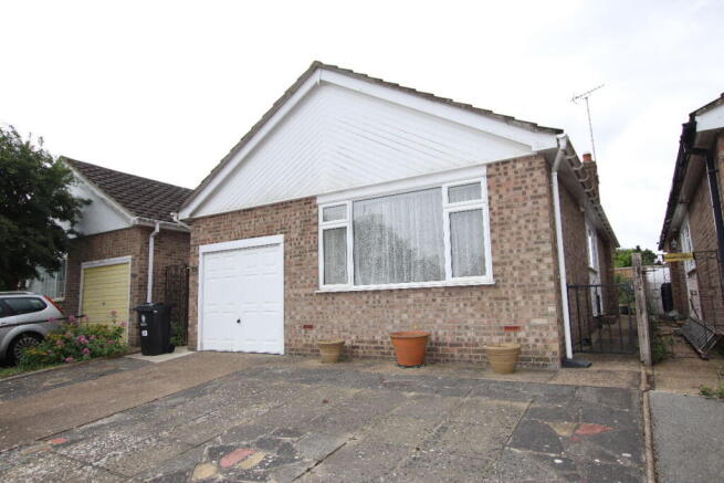 2 bed property, in Cypress Close, £230,000