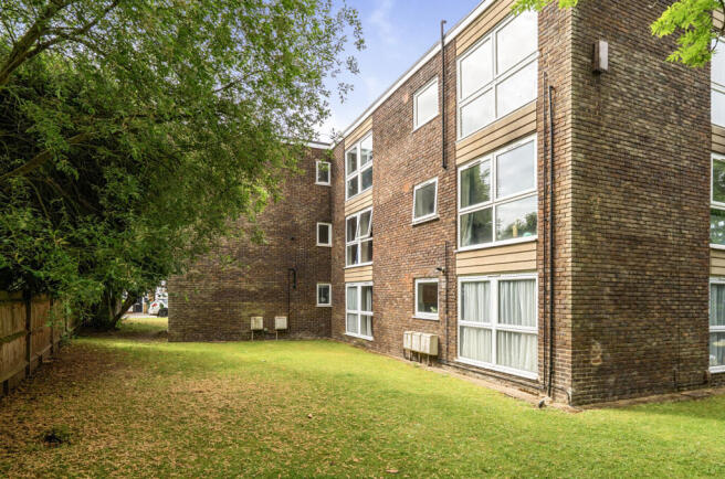 2 bed property, in Burwood Road, £270,000