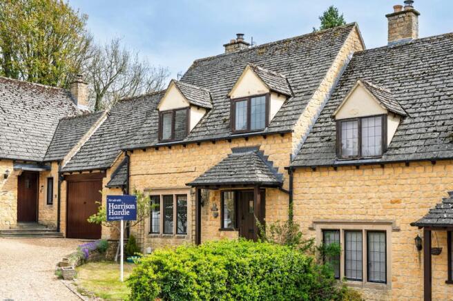 3 bed property, in Whittlestone Hollow, £375,000