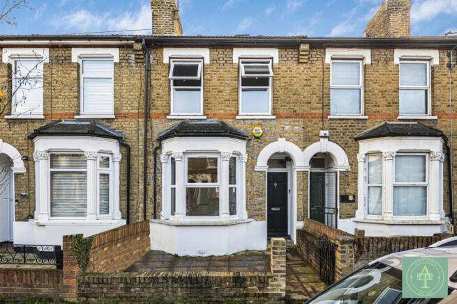 2 bed property, in Cheddington Road, £425,000