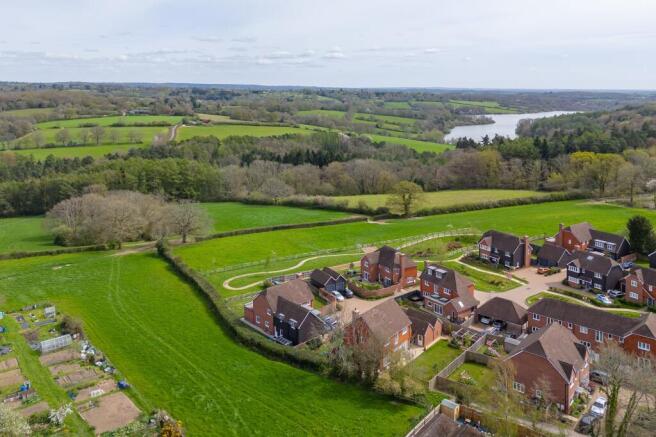 4 bed property, in Barnfield, £900,000