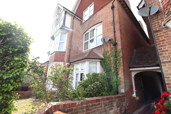 2 bed property, in Cantelupe Road, £170,000