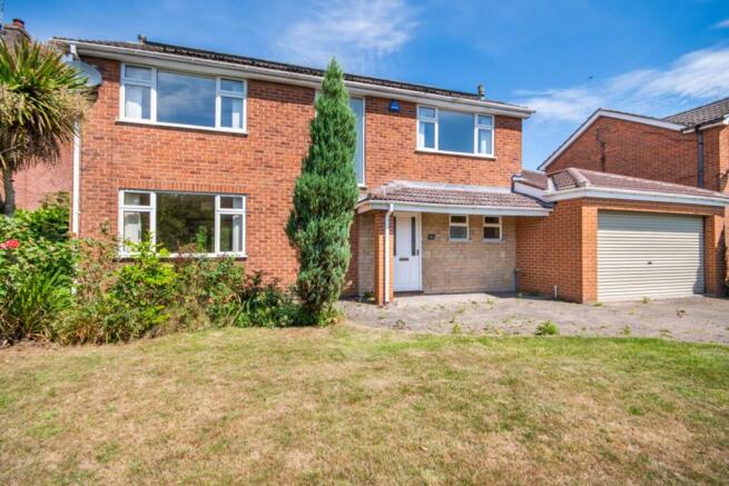 4 bed property, in Grove Coach Road, £435,000