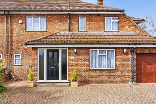 4 bed property, in Raleigh Way, £800,000