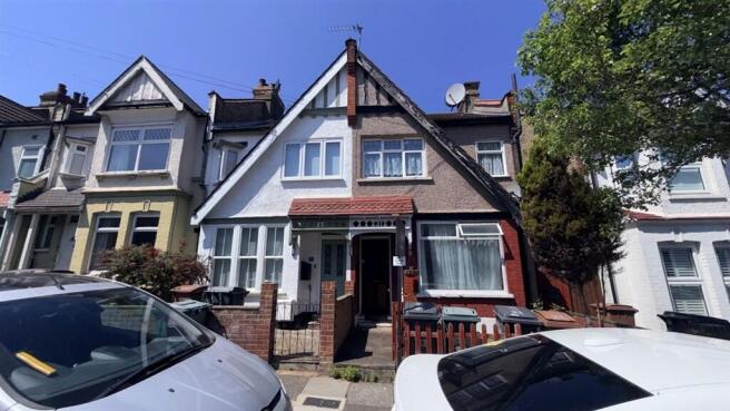 1 bed property, in Lyndhurst Road, £160,000