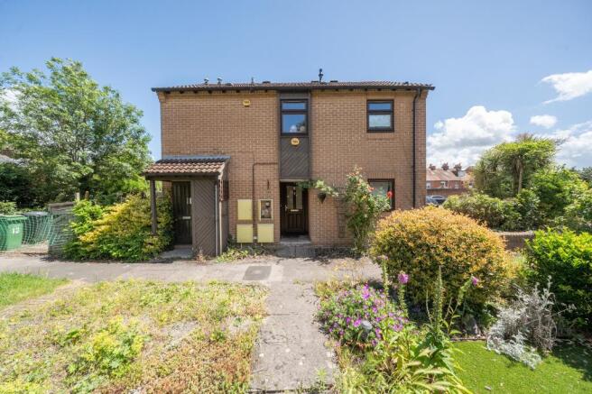 1 bed property, in Newbury, £150,000