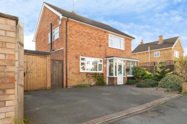 4 bed property, in Harrowgate Drive, £390,000