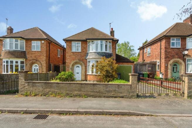 3 bed property, in Hawthorn Avenue, £375,000
