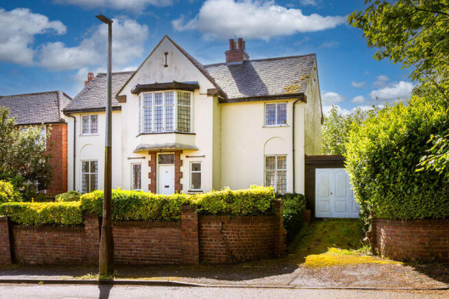 3 bed property, in Oakfield Road, £300,000