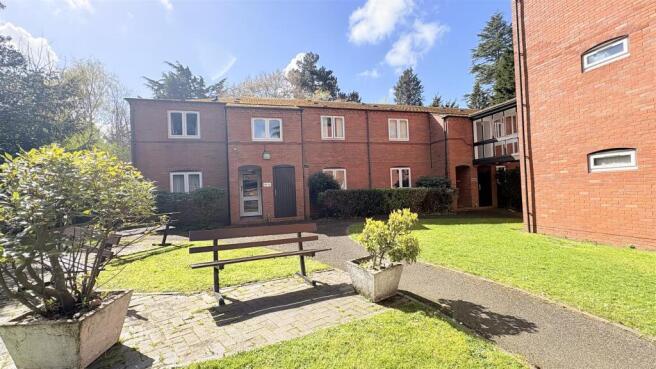 1 bed property, in Michael Blanning House, £130,000