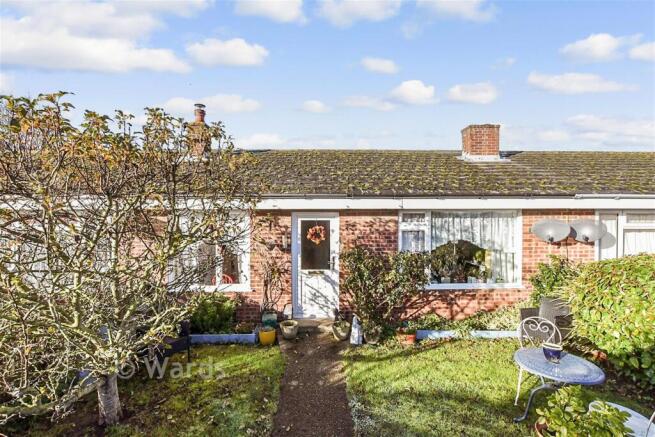 2 bed property, in Lower Road, £170,000