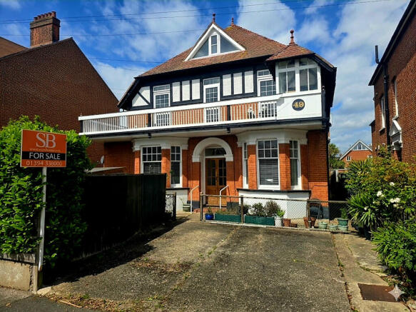 2 bed property, in Bath Road, £230,000