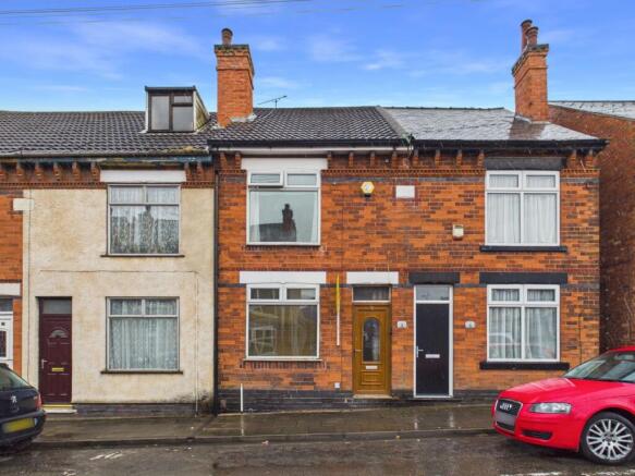 2 bed property, in Oak Tree Road, £80,000