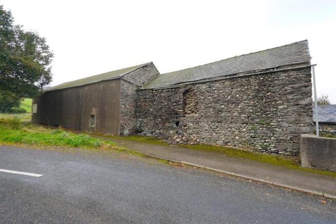 4 bed property, in Mill Farm Barns, £199,500