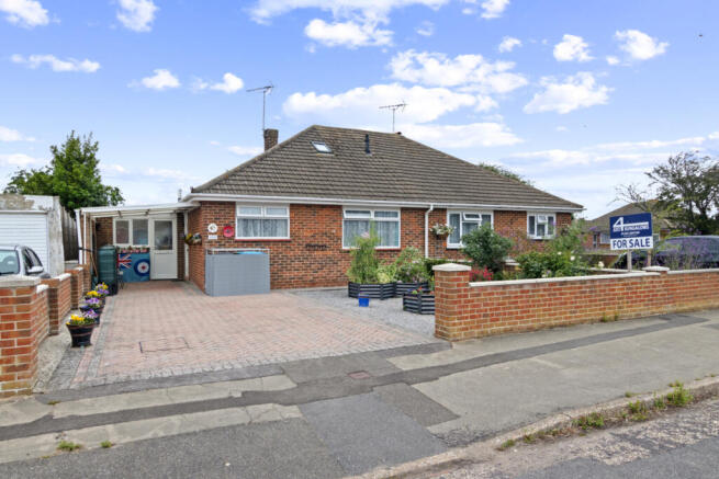 2 bed property, in Sandymount Close, £335,000