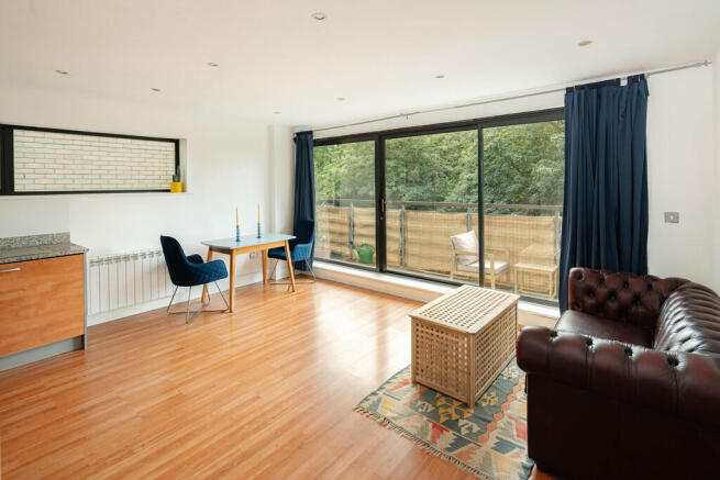 2 bed property, in Denmark Hill, £400,000
