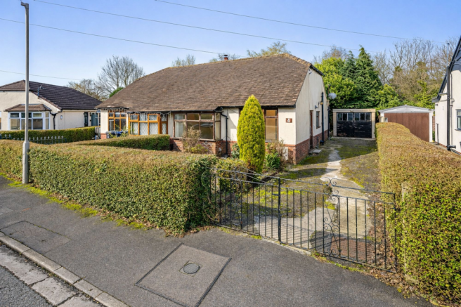 2 bed property, in Graham Avenue, £159,995