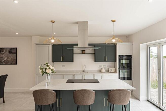 4 bed property, in Manston Manor, £760,000