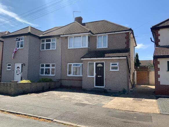 3 bed property, in Elm Park, £475,000