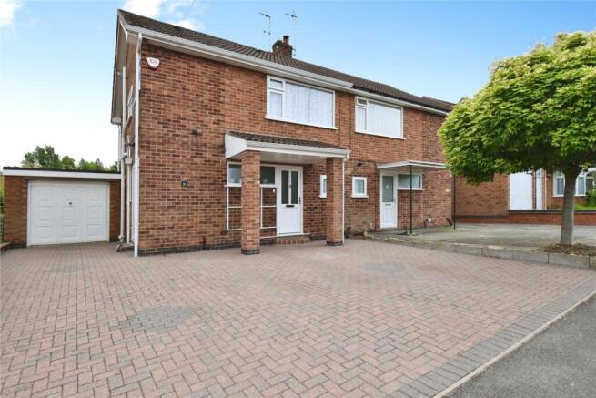 3 bed property, in Rosemead Drive, £300,000