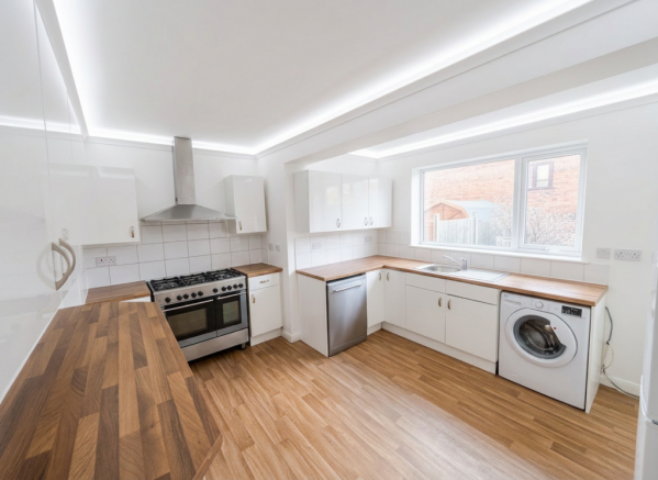 6 bed property, in Rolleston Drive, £395,000