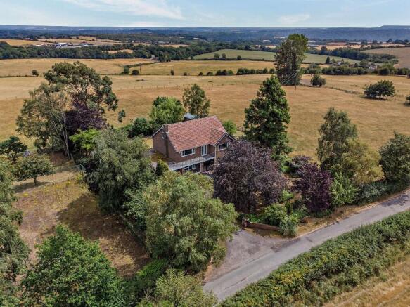 4 bed property, in Malthouse Farm, £750,000