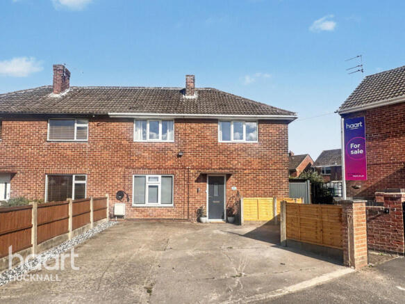 4 bed property, in Wood Grove, £290,000