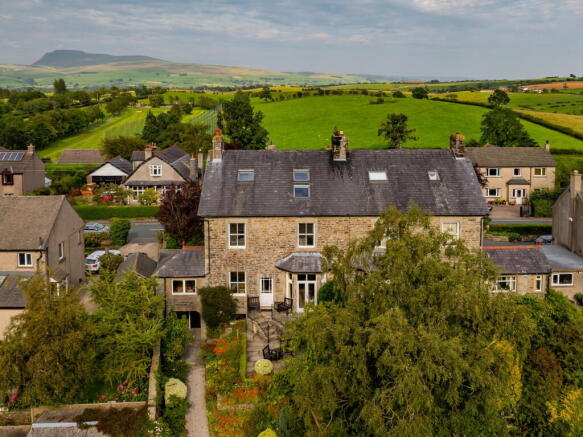 5 bed property, in 57 Robin Lane, £495,000
