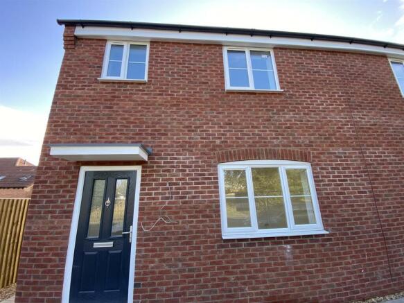2 bed property, in Holbeach Road, £155,000