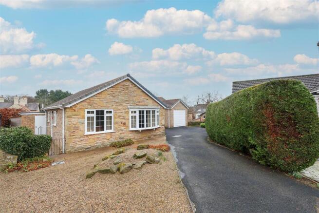 4 bed property, in Melrose Crescent, £495,000