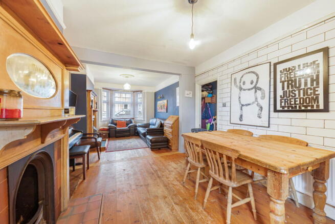4 bed property, in Victoria Road, £400,000