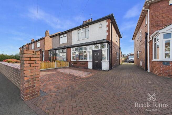 2 bed property, in Latham Lane, £190,000