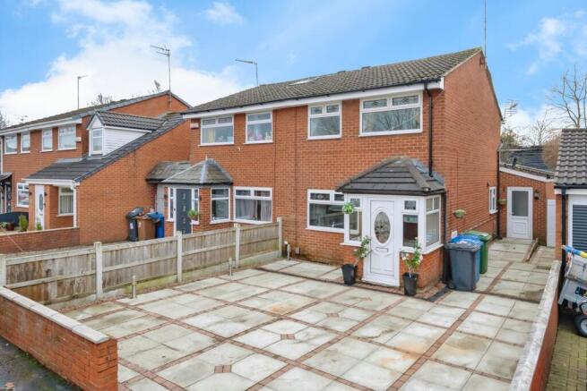 3 bed property, in Eustace Street, £240,000