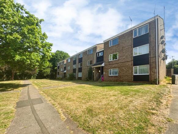 2 bed property, in Emmanuel Close, £100,000