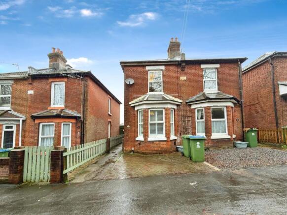 2 bed property, in Tremona Road, £270,000