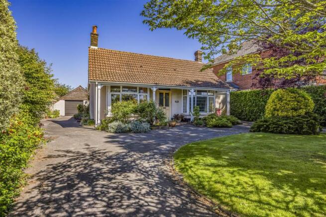 3 bed property, in Main Road, £500,000