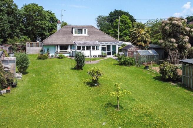 5 bed property, in Kerries Road, £595,000