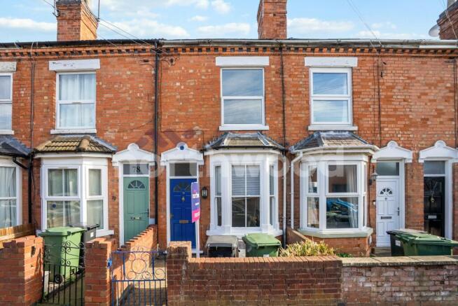 2 bed property, in Vincent Road, £190,000
