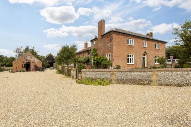 5 bed property, in Main Road, £750,000