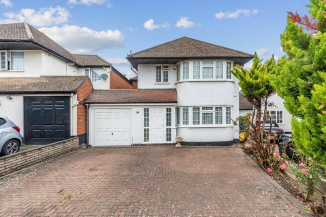 3 bed property, in Mill Ridge, £850,000