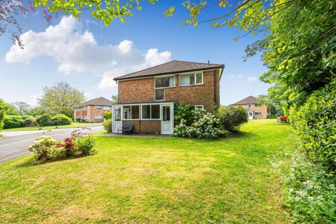 2 bed property, in Furrows Place, £290,000