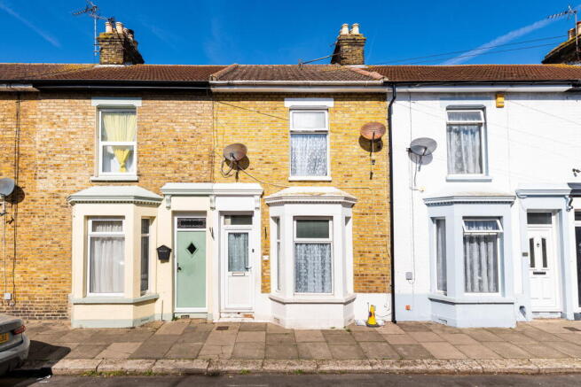 2 bed property, in Invicta Road, £170,000