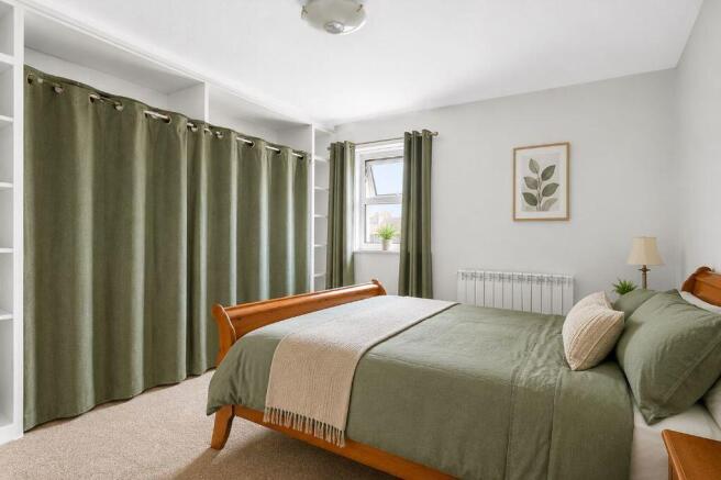1 bed property, in Marine Parade, £300,000