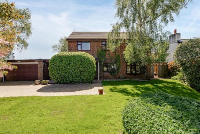 4 bed property, in Trevalyn, £415,000