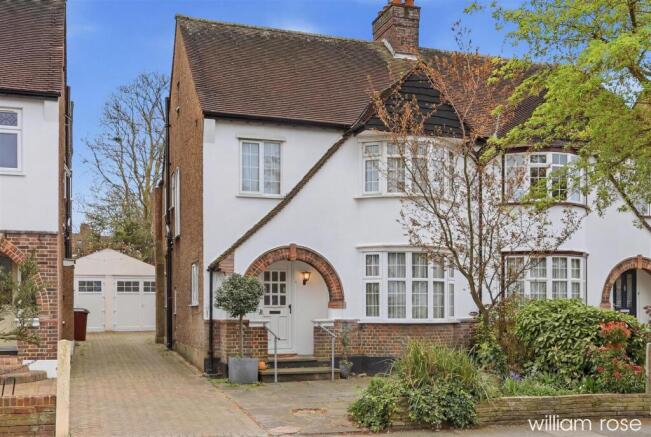 4 bed property, in Hollywood Way, £875,000